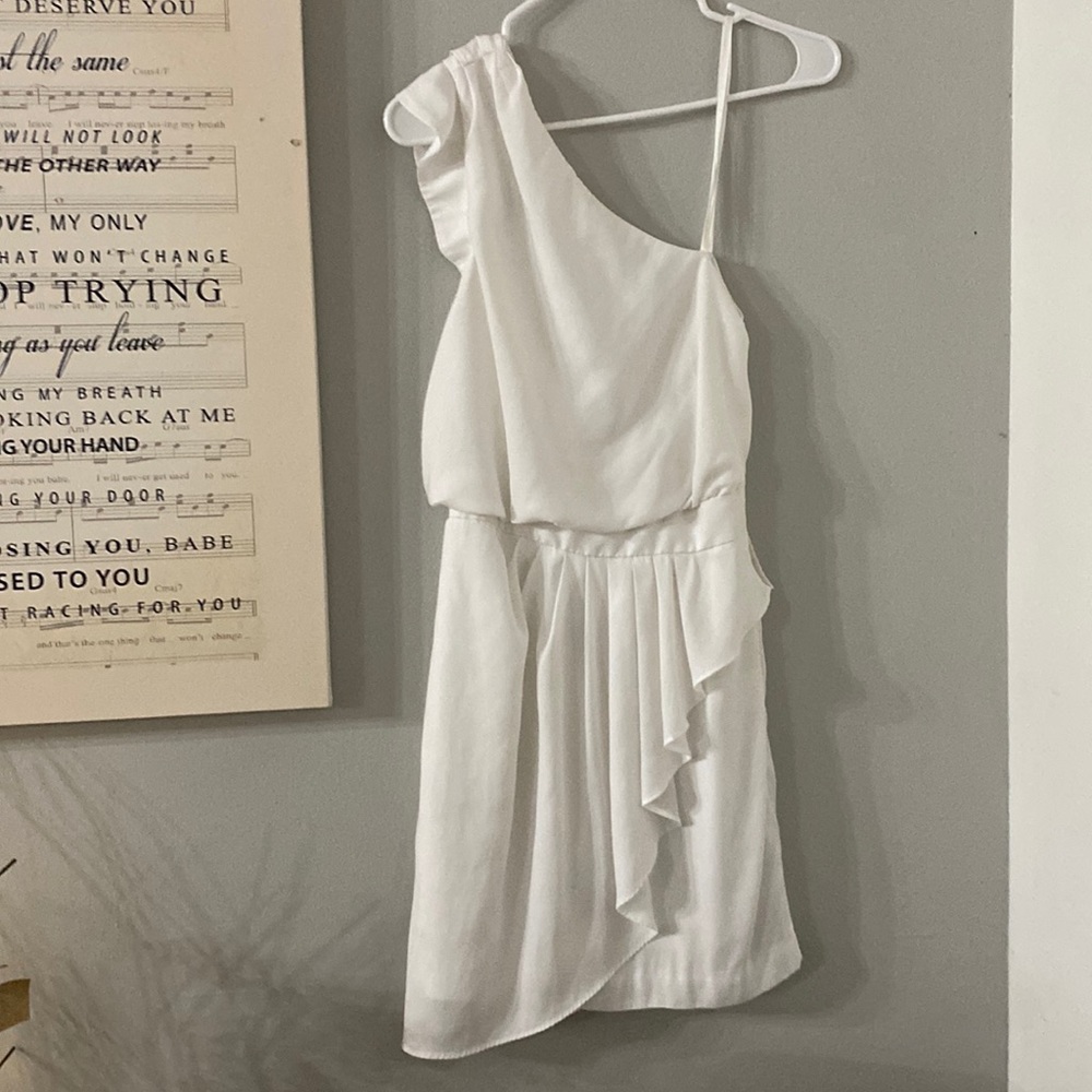 White bcbg generation size 2 white dress with stain